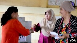 ប្រជាពលរដ្ឋ​ខ្មែរ​-ឥស្លាម​ ចូលរួម​ការ​បោះឆ្នោត​ជ្រើសរើស​ក្រុម​ប្រឹក្សា​ឃុំ-សង្កាត់​អណត្តិទី​៤, នៅសង្កាត់​ជ្រោយ​ចង្វារ​, នៅថ្ងៃទី​០៤​ ខែ​មិថុនា​ ឆ្នាំ២០១៧។ (ខាន់​ សុគុំមនោ​/ VOA)