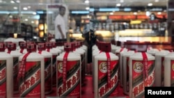 FILE - Seorang pelanggan berjalan melewati etalase kaca yang memajang minuman keras Maotai di sebuah supermarket di Shenyang, provinsi Liaoning, 8 Agustus 2012. (Foto: Stringer/Reuters)