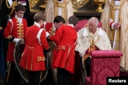El rey Carlos III con sus pajes de honor, incluido el príncipe Jorge, durante su ceremonia de coronación en la Abadía de Westminster, Londres, el sábado 6 de mayo de 2023. Victoria Jones/vía REUTERS