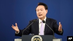 Južnokorejski predsjednik Yoon Suk Yeol odgovara na pitanje u predsjedničkoj kancelariji u Seulu, Južna Koreja, 7. novembra 2024. Ključni konzervativac je 6. decembra 2024. rekao da je Yoonova 'brza suspenzija' neophodna nakon neuspjelog pokušaja da se uvede vanredno stanje.