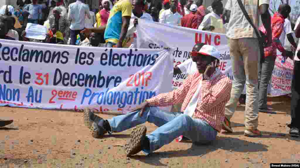 Les manifestants en colère réclament les élections d'ici décembre 2017, à Bukavu​&nbsp;le 31 juillet 2017. (VOA/Ernest Muhero) &nbsp;