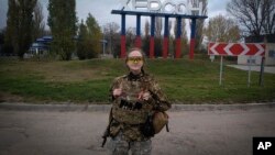 Українська військовослужбовиця після звільнення Херсона, Україна, 11 листопада 2022 року. (AP Photo)