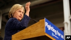 Clinton estaba de campaña en Oklahoma, un estado esencialmente republicano en elecciones generales y uno de varios estados del "Súper Martes" que realizarán elecciones del partido demócrata el 1 de marzo. 