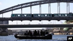 প্যারিসের সেইন নদীতে বিশেষ পুলিশ বাহিনী অলিম্পিক নিরাপত্তার মহড়া দিচ্ছে। ফটোঃ ১৭ জুলাই, ২০২৪।