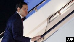 Американскиот државен секретар Марко Рубио се качува во авион за Минхенската безбедносна конференција во Германија од заедничката база Ендрјус, Мериленд, на 13 февруари 2025 година.