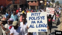 Haiti police protester holds poster that reads: “policemen’s children can’t go to school”, in Port au Prince, Haiti, Oct 27, 2019. (Matiado Vilme / VOA Creole) 