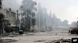 Des destructions dans les rues de Damas après les combats entre les rebelles et les forces gouvernementales, près de la place Abbassiyin, en Syrie, le 20 mars 2017. 