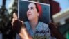 Photo de la journaliste Hajar Raissouni lors d'une manifestation de solidarité devant un tribunal à Rabat, au Maroc, le 9 septembre 2019.