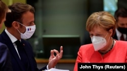 Francuski predsednik i nemačka kancelarka tokom samita EU