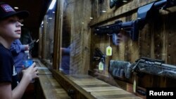 Des armes à feu exposées lors d'une conférence de la NRA aux États-Unis.