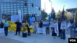 人权团体在洛杉矶的NBC大楼前示威（美国之音记者暨希拍摄）