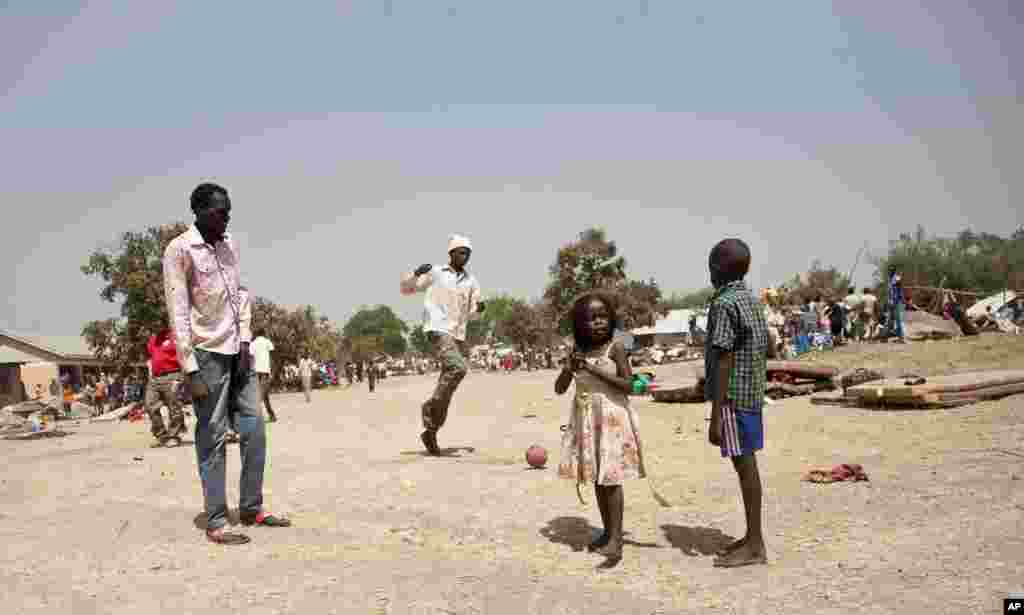Refugees who fled the recent violence in South Sudan and crossed the border into Uganda, settle in the village of Ochaya, Jan. 7, 2013.