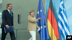 Greek Prime Minister Antonis Samaras (l) and German Chancellor Angela Merkel in Berlin, Aug 24, 2012.