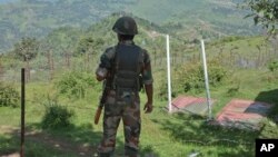 Hindiston askari Kashmirdagi chegara postida, 17-avgust, 2015-yil