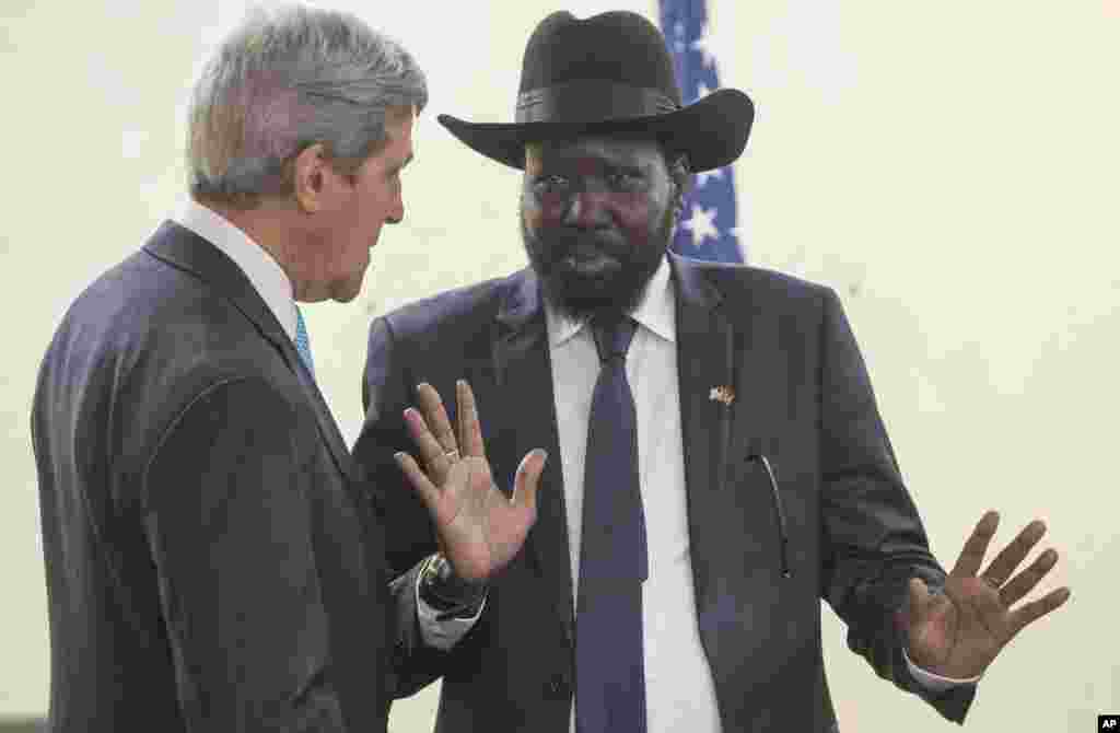 South Sudan&#39;s President Salva Kiir chats with U.S. Secretary of State John Kerry at the president&#39;s office in Juba, South Sudan, May 2, 2014.&nbsp;