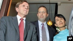 Burma democracy icon Aung San Suu Kyi (R), US special envoy to Myanmar Derek Mitchell (C), and US Assistant Secretary of State for Democracy, Human Rights and Labor Michael Posner meet the media after a meeting, in Rangoon, Burma, November 2011. (file pho