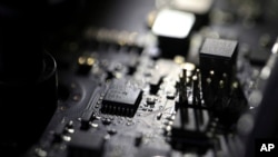Foto ilustrasi yang menunjukkan bagian komponen di dalam sebuah komputer. (Foto: AP/Jenny Kane)