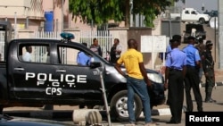 La police près de bâtiments fédéraux à Abuja, Nigeria, le 8 décembre 2015. 