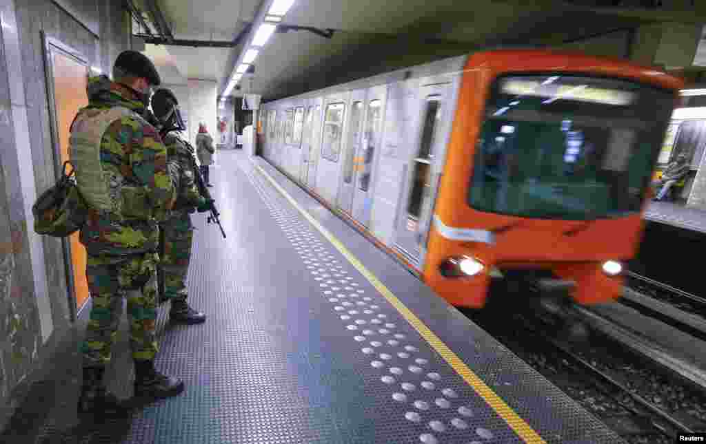 Belgian soldiers patrol in a subway station in Brussels, Nov. 25, 2015. Brussels' metro re-opened on Wednesday after staying closed for four days following tight security measures linked to the fatal attacks in Paris. 