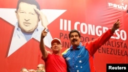 ARCHIVO - El presidente de Venezuela, Nicolás Maduro, a la derecha, abraza al general retirado Hugo Carvajal mientras asisten al congreso del Partido Socialista en Caracas, el 27 de julio de 2014.