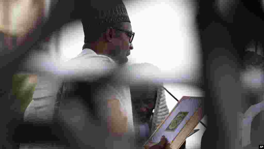 Shugaban Najeriya, Muhammadu Buhari, yana rantsuwar kama aiki da al-Qur'ani.