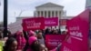 Activistas por el derecho al aborto se manifiestan frente a la Corte Suprema, el 26 de marzo de 2024, en Washington, EEUU. 