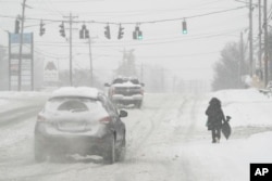 امریکی ریاست کینٹکی کے علاقے فلورینس میں شدید برفباری ، فوٹو اے پی 6 جنوری 2025