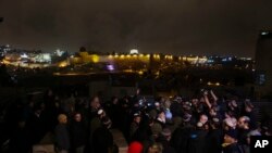 <span class="VIiyi" jsaction="mouseup:BR6jm" jsname="jqKxS" lang="az"><span class="JLqJ4b ChMk0b" data-language-for-alternatives="az" data-language-to-translate-into="en" data-number-of-phrases="1" data-phrase-index="0" jsaction="agoMJf:PFBcW;usxOmf:aWLT7;jhKsnd:P7O7bd,F8DmGf;Q4AGo:Gm7gYd,qAKMYb;uFUCPb:pvnm0e,pfE8Hb,PFBcW;f56efd:dJXsye;EnoYf:KNzws,ZJsZZ,JgVSJc;zdMJQc:cCQNKb,ZJsZZ,zchEXc;Ytrrj:JJDvdc;tNR8yc:GeFvjb;oFN6Ye:hij5Wb;bmeZHc:iURhpf;Oxj3Xe:qAKMYb,yaf12d" jscontroller="Zl5N8" jsdata="uqLsIf;_;$158" jsmodel="SsMkhd" jsname="txFAF"><span class="Q4iAWc" jsaction="click:qtZ4nf,GFf3ac,tMZCfe; contextmenu:Nqw7Te,QP7LD; mouseout:Nqw7Te; mouseover:qtZ4nf,c2aHje" jsname="W297wb">Hərbçi Lvovdakı Müqəddəs Pyotr və Pavel Qarnizonu Kilsəsində dəfn mərasimində Rusiyanın Ukraynaya müdaxiləsi zamanı həlak olmuş ukraynalı hərbçi Yuri Hukun qızına Ukrayna bayrağını təqdim edir</span></span></span>