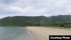 Bãi Chuối. Khu vực Bãi Chuối có hình dạng giống như một cái âu tàu tự nhiên khổng lồ – một bãi biển hoang sơ nằm lọt thỏm giữa hai dải núi hai bên.