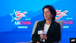 美国商务部长吉娜·雷蒙多（Gina Raimondo）2023年8月访问中国上海市时与美商互动。（美联社）