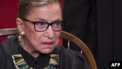 La jueza de la Corte Suprema, Ruth Bader Ginsburg, de 85 años cayó en su oficina el miércoles y fue hospitalizada el jueves.
