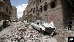 People inspect the site of an airstrike by Saudi-led coalition in Sanaa, Yemen, May, 16, 2019. 