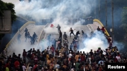 Para pelajar bentrok dengan polisi dalam unjuk rasa di Jakarta, 25 September 2019. (Foto: Antara/Indrianto Eko Suwarso via Reuters)