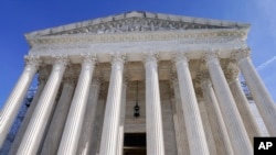 ARCHIVO - Los jueces de la Cortes Suprema de Justicia de EEUU puso una suspención a la entrada en vigor de una ley de Texas mientras se discute el trasfondo jurídico del ámbito federal en inmigración. Fachada del emblemático edificio del máximo tribunal de justicia en Washington.