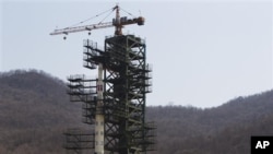 Roket Korea Utara Unha-3 disiagakan di tempat peluncuran di Tongchang-ri, Korut (10/4).