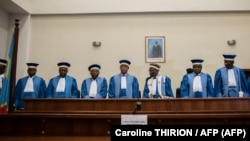 Les juges de la Cour constitutionnelle lors du verdict qui a invalidé le recours de Martin Fayulu et confirmé la victoire de Tshisekedi à l'élection présidentielle du 19 janvier 2019 à Kinshasa. (Caroline THIRION / AFP)