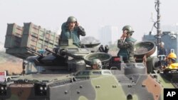 Soldiers on an amphibious assault vehicle communicate during military exercises at the Zuoying naval base in southern Taiwan, Jan. 18, 2017. Singapore and Taiwan will continue to carry out a military training program begun in 1975, Taiwan officials said this week.