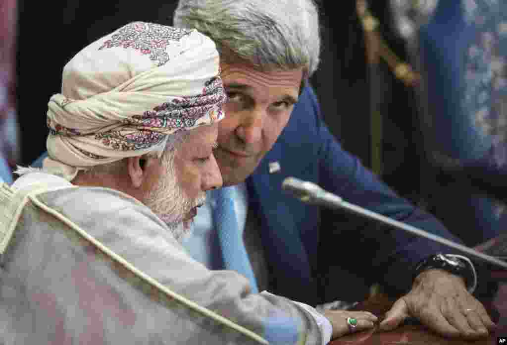 Menteri Luar Negeri Oman Yusuf bin Alawi bin Abdullah dan Menteri Luar Negeri AS John Kerry sebelum rapat para pemimpin wilayah Teluk Arab di Jeddah, Arab Saudi (11/9).&nbsp;(AP/Brendan Smialowski)