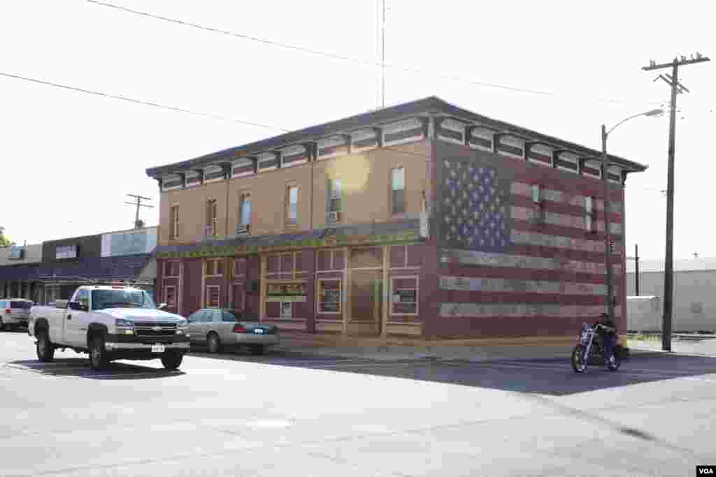 A Main Street building with an American flag painted on its side, Plano, Illinois. (K. Farabaugh/VOA)
