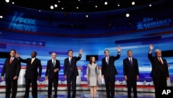 Les candidats républicains avant le début du débat avec, de guache à droite, Rick Santorum, Herman Cain, Ron Paul, Mitt Romney, Michele Bachmann, Tim Pawlenty, Jon Huntsman et Newt Gingrich