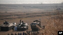 Спільні французько-американські навчання на полігоні в Капу-Мідія, Румунія, 9 лютого 2023 р. Американські та французькі війська входять до складу бойової групи НАТО в Румунії. (Фото: AP Photo/Andreea Alexandru)