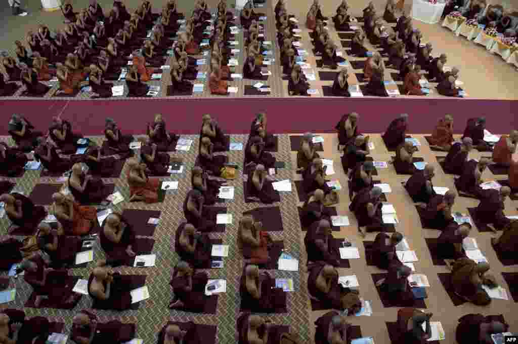 Para Biksu Budha menghadiri konferensi tentang kekerasan agama yang telah mengguncang negara itu, di sebuah biara di pinggiran Rangoon, Burma.