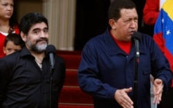 Maradona sorprendido ante el enérgico anuncio del presidente Chávez de romper relaciones con Colombia en 2010.