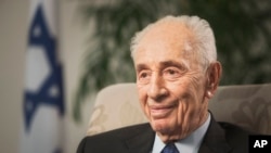 Mantan Presiden Israel Shimon Peres dalam wawancara dengan The Associated Press di Yerusalem, 2 November 2015.