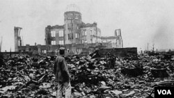 Kota Hiroshima di Jepang hancur dan setidaknya 140.000 warga tewas akibat serangan bom atom AS, 6 Agustus 1945.