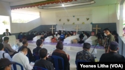 Prosesi ibadah pemakaman untuk empat warga yang dibunuh kelompok MIT di Balai Desa Kalemago, Kecamatan Lore Timur, Kabupaten Poso, Sulawesi Tengah, Rabu, 12 Mei 2021. (Foto: Yoanes Litha)