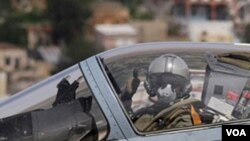 Un piloto francés, a bordo de su Mirage 2000, se prepara para iniciar una nueva misión en Libia.