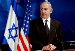 Perdana Menteri Israel Benjamin Netanyahu menatap Menteri Luar Negeri AS Anthony Blinken (tidak dalam foto) selama konferensi pers bersama di Yerusalem, 25 Mei 2021. (Foto: Reuters)