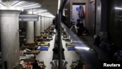 غیرنظامیان اوکراینی از حملات روسیه به یک ایستگاه مترو در خارکیف پناه برده‌اند - ۹ مه ۲۰۲۲ (۱۹ اردیبهشت ۱۴۰۱)