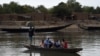 Une famille malienne est transportée sur un bateau sur le fleuve Niger à Port de Korioume, près de Tombouctou, le 9 mars 2016.